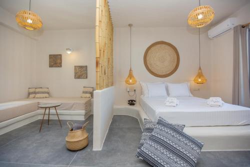 纳克索乔拉Ampelos Residence Naxos的一间白色卧室,配有两张床和浴缸