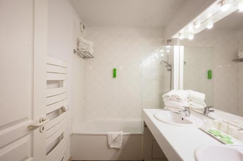 巴亚盖斯梅萨恩花园酒店的白色的浴室设有水槽和浴缸。