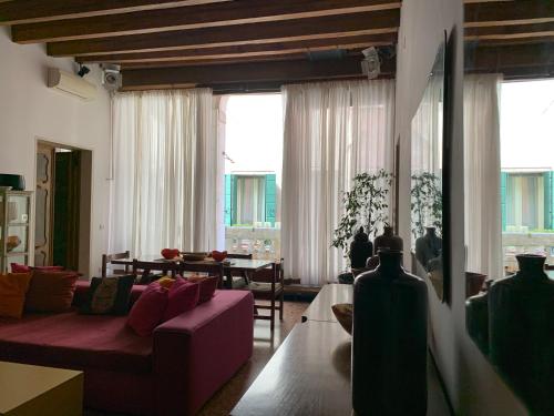 威尼斯Uma Apartments的客厅配有沙发和桌子