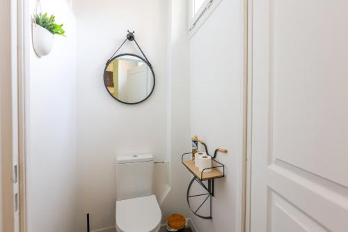 科涅克LA FABRIQUE #Hyper Centre #Baby foot #Terrasse的一间带卫生间和镜子的浴室