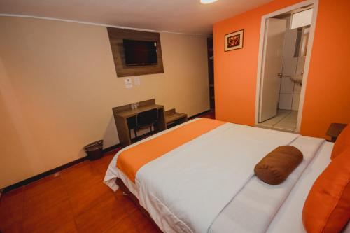 卡哈马卡索尔德贝乐恩卡亚玛尔卡酒店的一间带大床的卧室和一间浴室