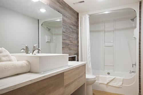 鲁珀特王子港Highliner Hotel的浴室配有白色水槽和卫生间。