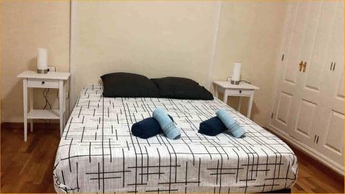 阿罗纳Sunny-Harbour的一间卧室配有一张带两个枕头的床