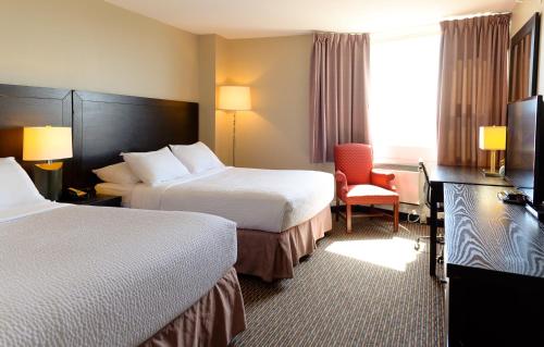 雅茅斯罗达大茅斯酒店的酒店客房,配有两张床和椅子