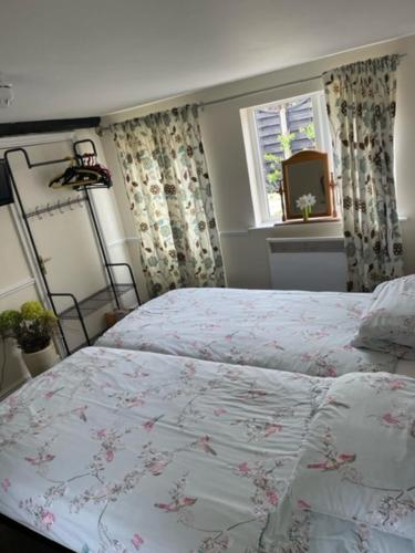 OffleyThe Red Lion Great Offley的一间卧室设有一张床和一个窗口