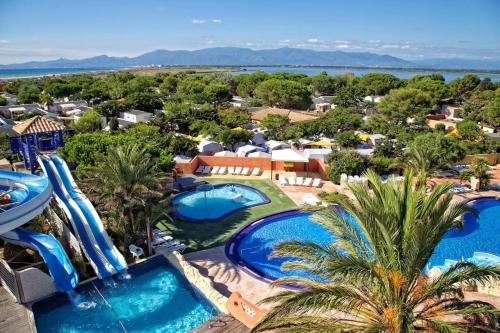 鲁西隆地区卡内amorosa mobil home的享有度假胜地的空中景致,设有2个游泳池