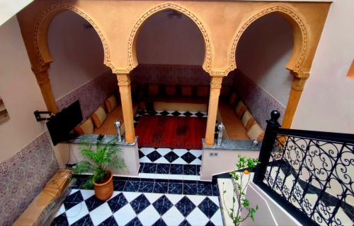 马拉喀什Les Riads Nour Resorts- Marrakesh Escape的从带剧院的大楼顶层欣赏美景