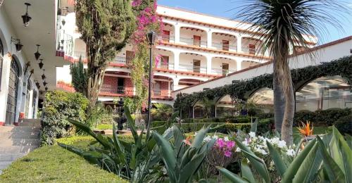 底拉斯卡拉特拉斯卡拉GS杰洛斯酒店的建筑前的花园