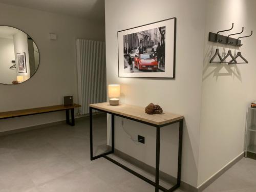 尼扎蒙费拉托Villa Bricco 46的配有一张桌子、蜡烛和镜子的房间