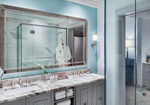 查尔斯顿The Loutrel的一间带两个盥洗盆和大镜子的浴室