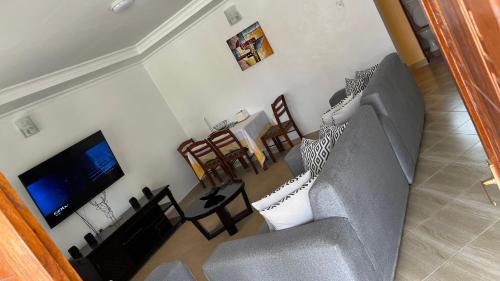BondoDala Luxury Home- Bondo的客厅享有高空美景,设有楼梯和电视。