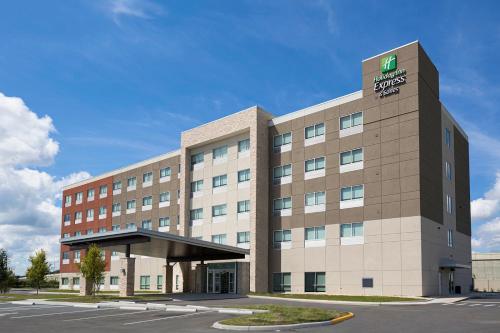 桑福德Holiday Inn Express & Suites Sanford - Lake Mary, an IHG Hotel的上面有标志的办公楼