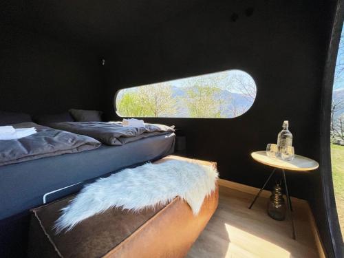 蒙特卡罗索Birdbox Curzútt的客房设有两张床和一张带窗户的桌子。