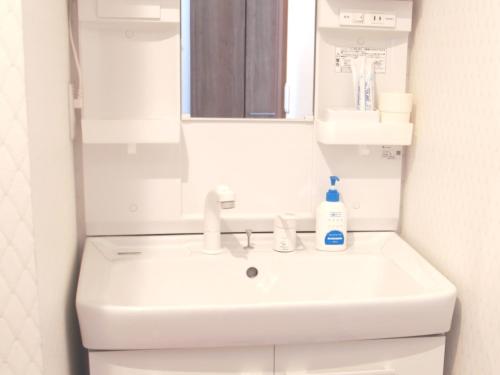 千叶Chiba - House - Vacation STAY 41221v的浴室设有白色水槽和镜子