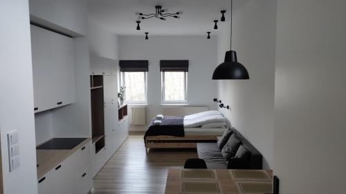 索波特Apartament 4 Piętro的一间拥有白色墙壁的卧室和一张位于客房内的床
