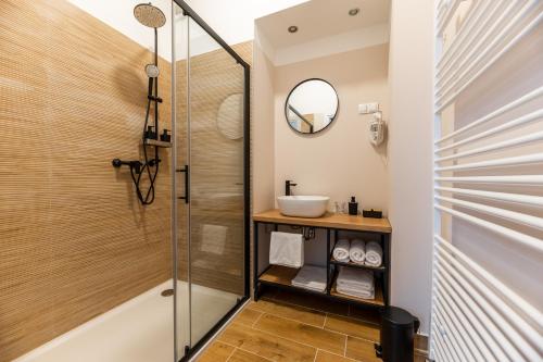 萨格勒布DreamHouse7 rooms的带淋浴和盥洗盆的浴室