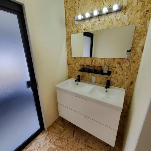 南淡路市Agri Museum NADA - Vacation STAY 40517v的浴室设有白色水槽和镜子