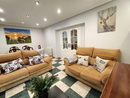 萨拉曼卡Luxury Family Homes K的客厅配有两张沙发和一张桌子