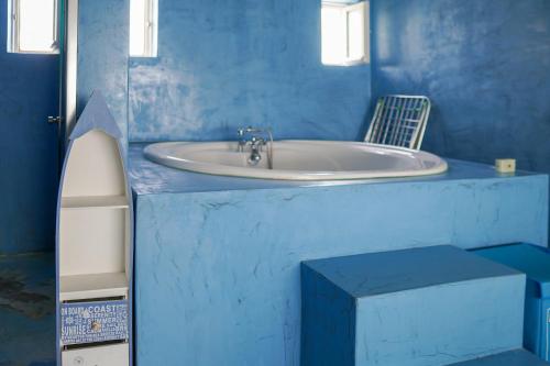 卡尔扎迈纳Boathouse的蓝色的浴室设有水槽和椅子