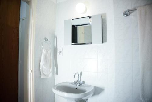 普罗塔拉斯Konnos Bay Gardens的白色的浴室设有水槽和镜子