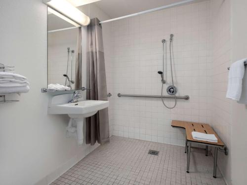 圣玛丽亚Motel 6-Santa Maria, CA - North的白色的浴室设有水槽和淋浴。