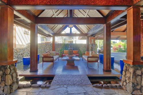 普林斯维尔Hanalei Bay Resort 8234的户外庭院设有椅子和壁炉