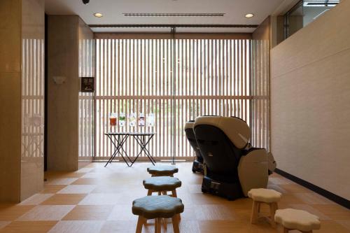 郡山Yutoriro Bandai Atami的一间带凳子、桌子和窗户的房间