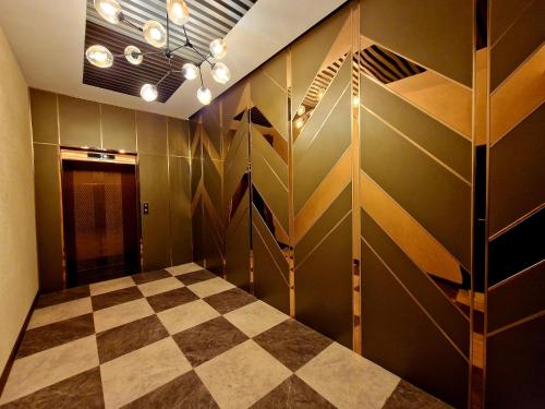 乌兰巴托新西方酒店的更衣室,设有 ⁇ 格地板