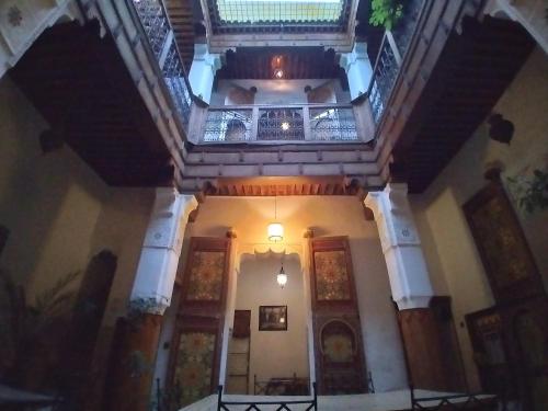 非斯博士阿巴卜旅馆的享有带楼梯的建筑的顶部景色