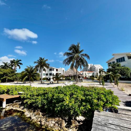 坎昆Condominio en ZH Cancun的享有海滩美景。