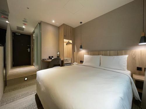 台北N Hotel的一张大白色的床,位于酒店客房内