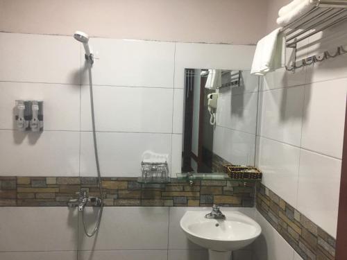 萨帕Mintu Home的一间带水槽和镜子的浴室