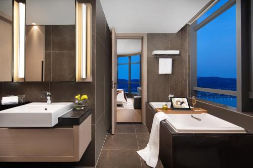 珠海盛捷湾区星座服务公寓酒店（近横琴口岸）的一间浴室