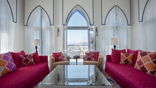 亚喀巴Cloud 7 Residences Ayla Aqaba的客厅配有红色的沙发和桌子