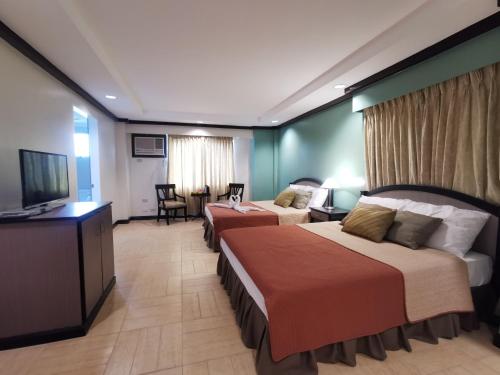 大雅台大雅台乡村酒店的酒店客房设有两张床和一台平面电视。
