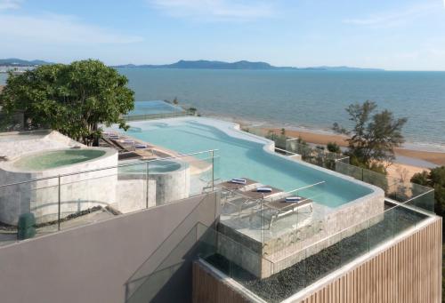 纳仲天Bayphere Hotel Pattaya的享有大楼顶部游泳池的景色