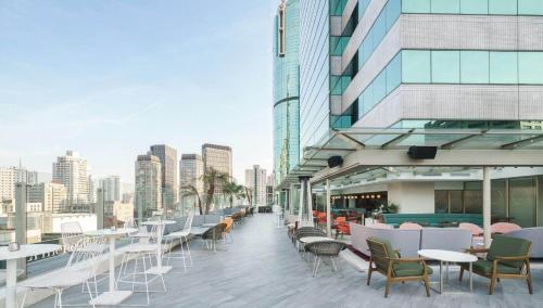 上海上海淮海路新天地雅诗阁酒店公寓的一个带桌椅的阳台和一座建筑