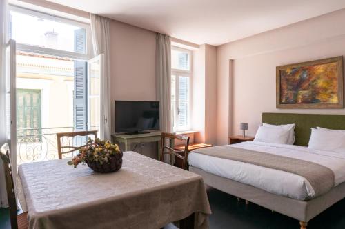 雅典Afrodite's Mansion in Plaka by JJ Hospitality的酒店客房设有两张床和电视。