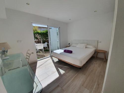 卡斯卡塔拉Cas Catalá Living的一间卧室配有一张床和一张玻璃桌