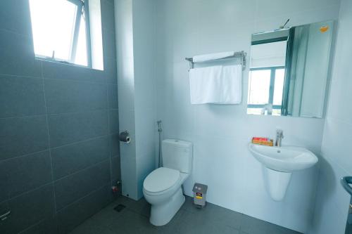头顿Villa D8 Long Cung的白色的浴室设有卫生间和水槽。