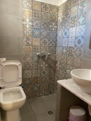 迪亚法尼Nikos Hotel的一间带卫生间和水槽的浴室