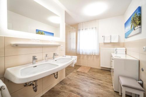 拉德施塔特Haus Kindler的白色的浴室设有水槽和镜子