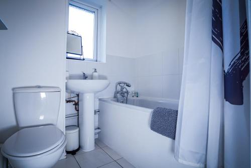 纽伯里Central studio in quiet area的白色的浴室设有卫生间和水槽。