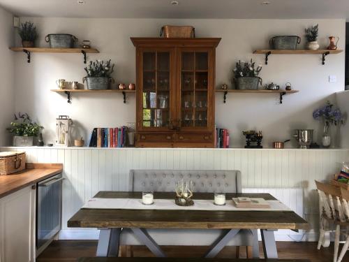 肯莫尔Chefs cottage的厨房里的桌子和椅子