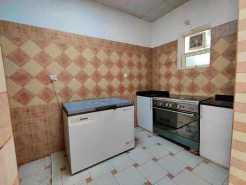 阿布扎比Sara Farm的厨房配有冰箱和炉灶。