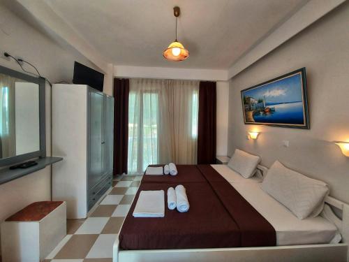 帕尔加CALMA STUDIOS的酒店客房设有一张大床和一台电视。