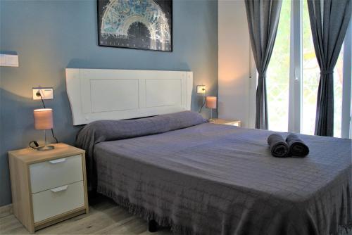 克莉丝蒂娜岛Chalet blanco con piscina privada的一间卧室配有一张床,上面有两条毛巾