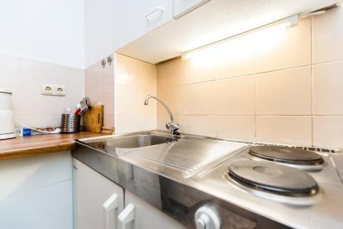 科隆科隆城市公寓的厨房配有水槽和台面