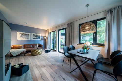 青斯特Domizil am Ostseewald - Haus Zaunwinde的客厅配有沙发和桌子