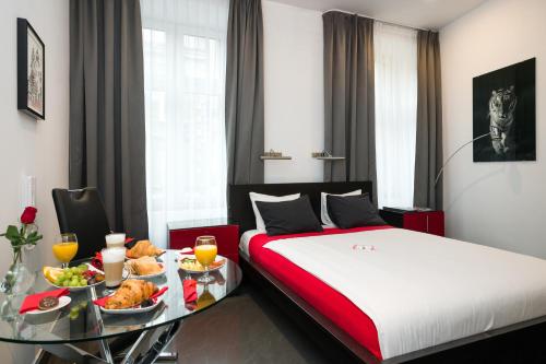 克拉科夫科莫罗夫斯基豪华客房酒店的酒店客房,配有床和餐桌,